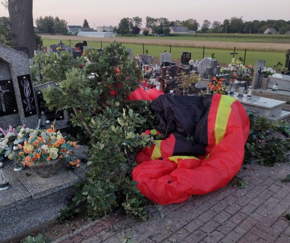 Wypadek w Kujawsko-Pomorskiem. Motoparalotniarz spadł na cmentarz. Lekarzom nie udało się go uratować 
