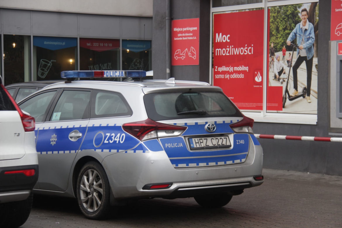 Wyszła z banku w Międzylesiu. Złodziej wyrwał jej torebkę z pieniędzmi 