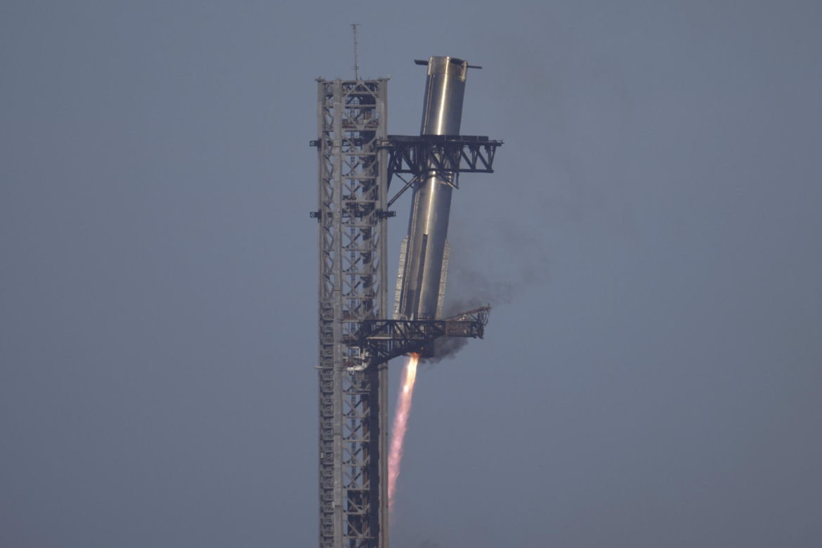 Statek kosmiczny Starship stracił w czwartek łączność z bazą i rozpadł się w powietrzu podczas swojego siódmego lotu próbnego. 