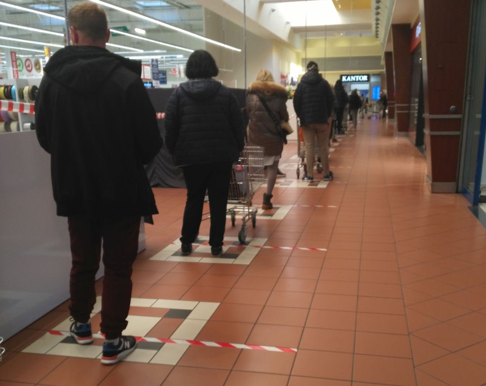 Toruń. Ogromna kolejka do hipermarketu
