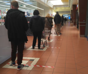 Toruń. Ogromna kolejka do hipermarketu