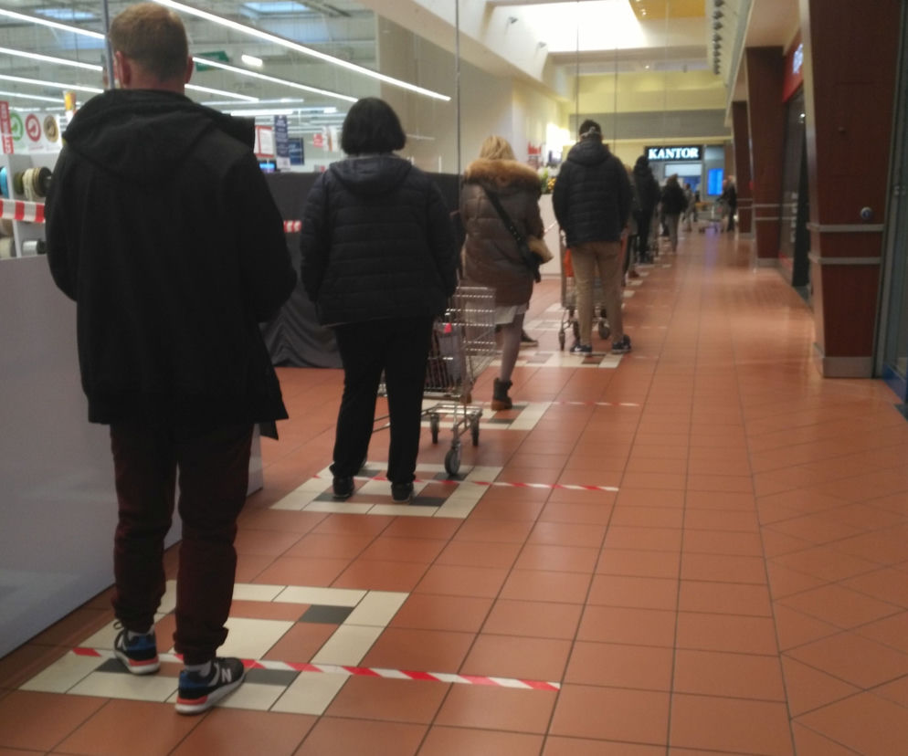 Toruń. Ogromna kolejka do hipermarketu