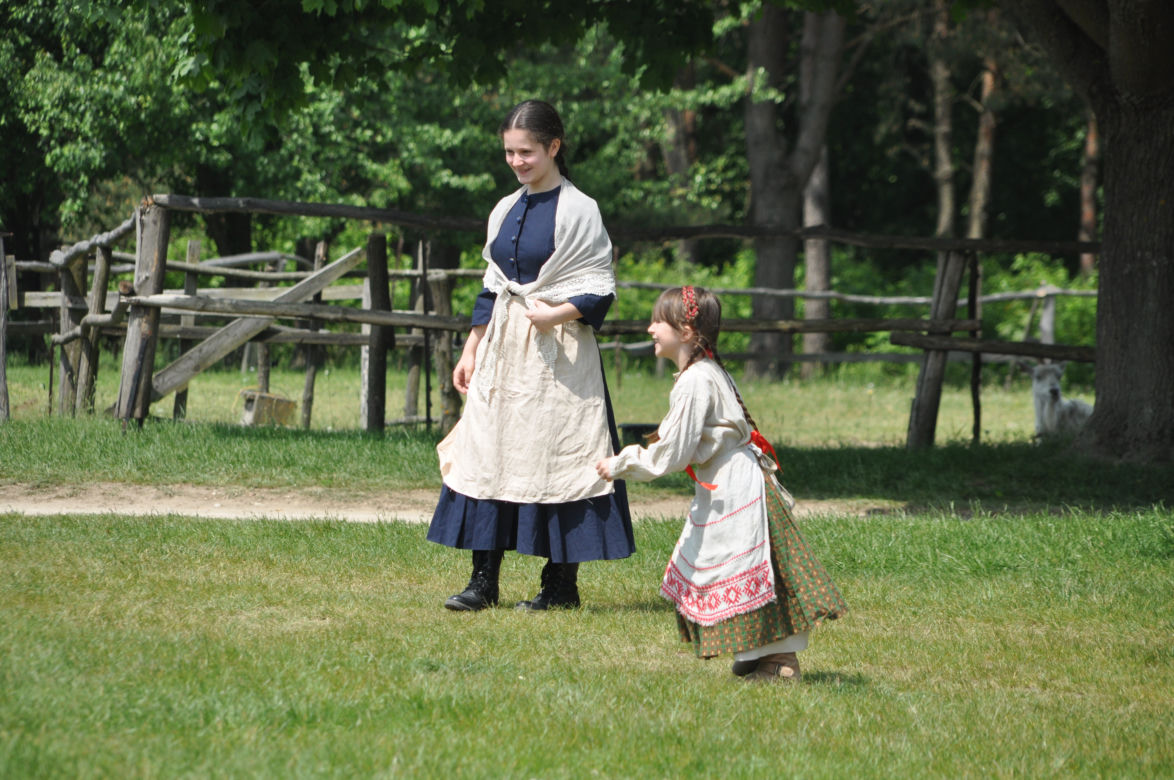 "Sami swoi. Początek". Filmowy kręcili sceny w Muzeum Wsi Kieleckiej w Tokarni