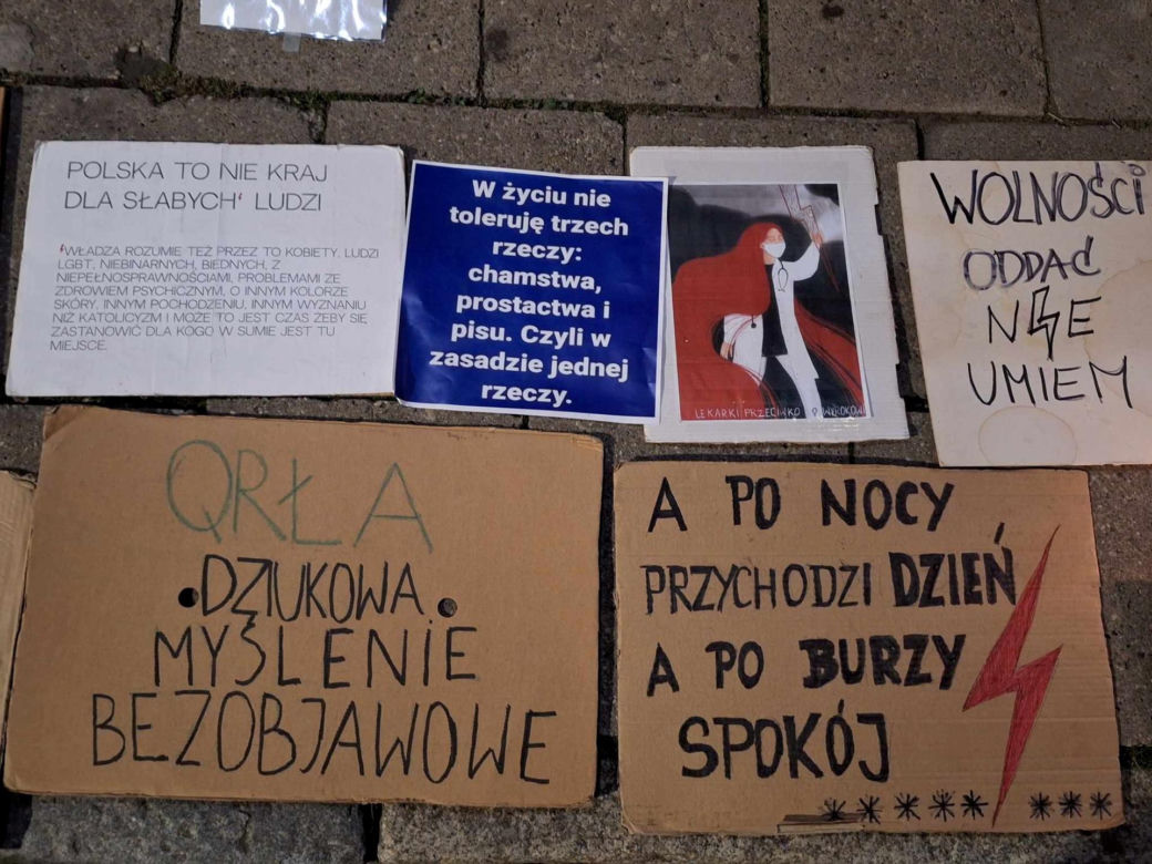 Impreza pożegnalna pod biurem poselskim Barbary Dziuk. "O Barbaro, królowo donosów!" 