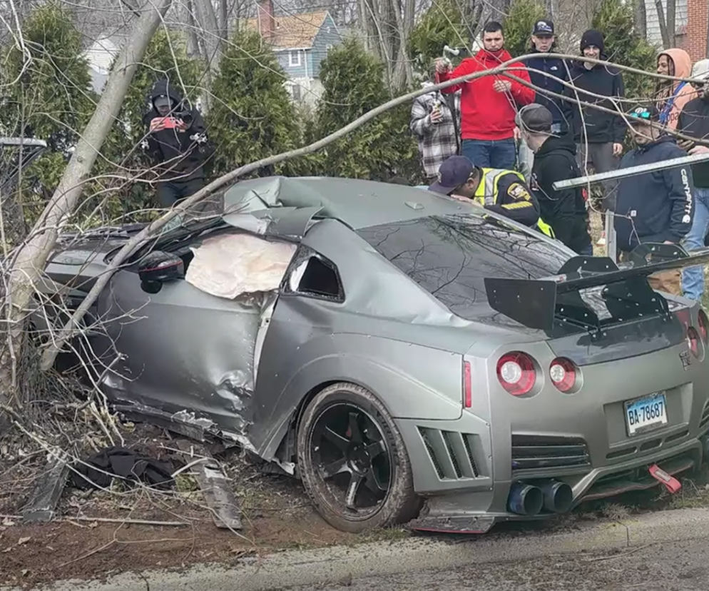 Zlot samochodowy zakończył na drzewie