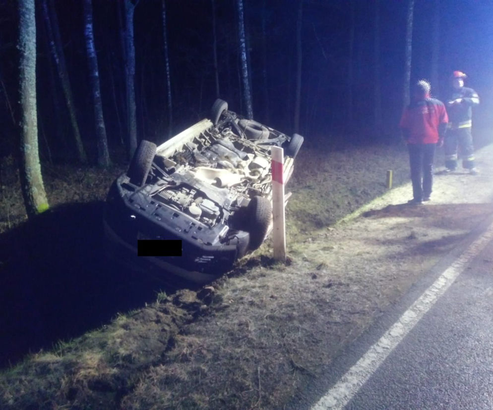 Wypadek na trasie Orzysz - Ełk. Karetka dachowała w rowie