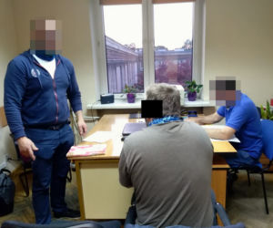Bawił się w chowanego z policjantami 