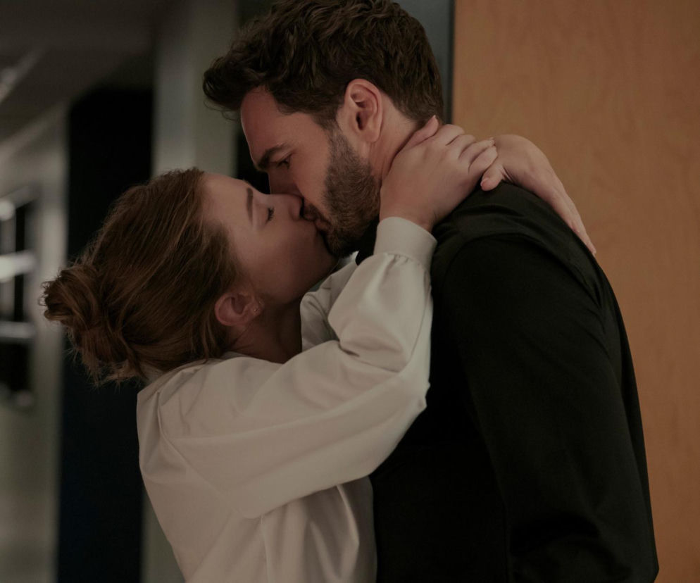 Całująca się para bohaterów filmu The Love Hypothesis. O szczegółach kontynuacji hitu przeczytasz na Eska.