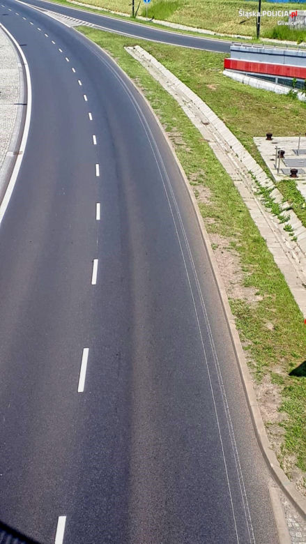 Jechał bez opony i uszkodził 6 km drogi