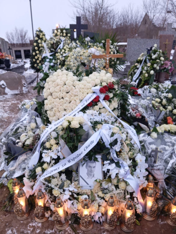 Grób 18-letniego Adama utonął w kwiatach