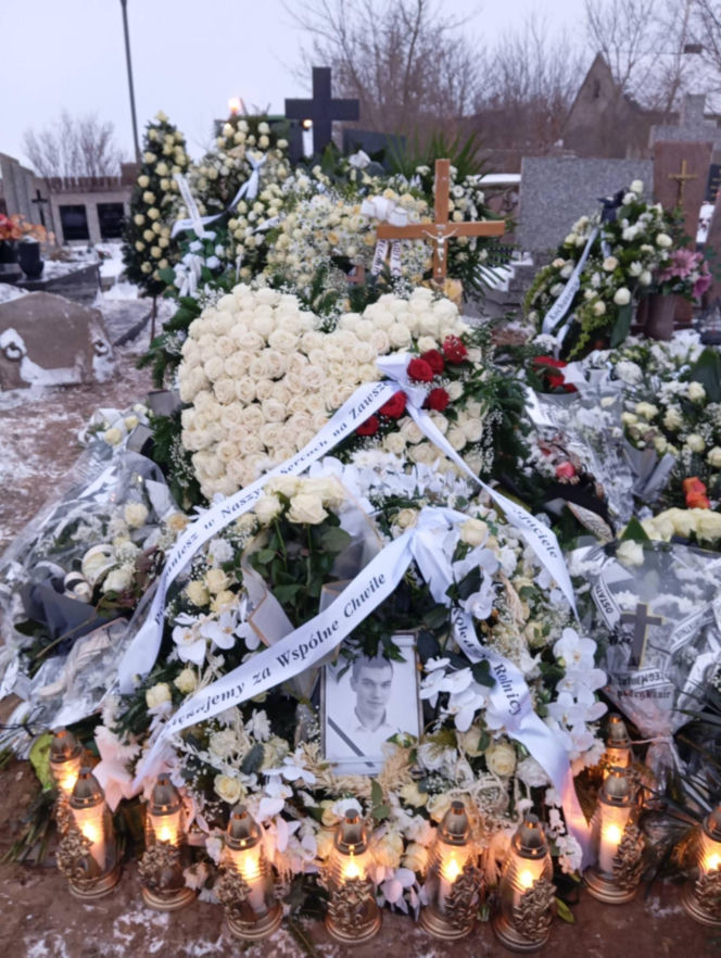 Grób 18-letniego Adama utonął w kwiatach