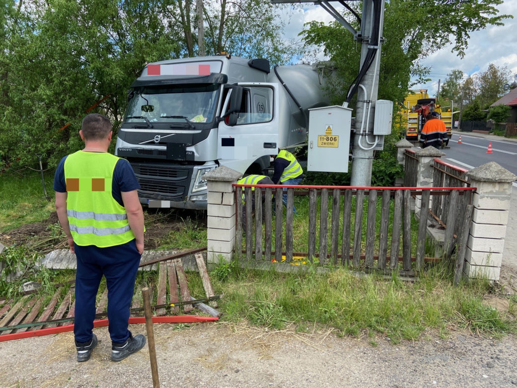 Zwierki. Wypadek na DK 19. Rozpędzona ciężarówka wjechała na posesję! Kierowca zabrany do szpitala [ZDJĘCIA]