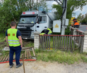 Zwierki. Wypadek na DK 19. Rozpędzona ciężarówka wjechała na posesję! Kierowca zabrany do szpitala [ZDJĘCIA]