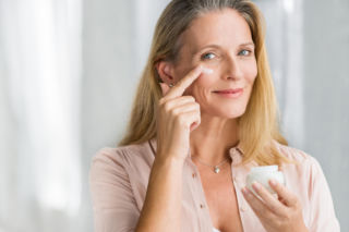 Skóra wygląda młodo, ale traci kolagen. Menopauza zmienia zasady pielęgnacji
