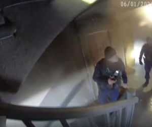 Policjanci wynieśli niepełnosprawnego mężczyznę z pożaru