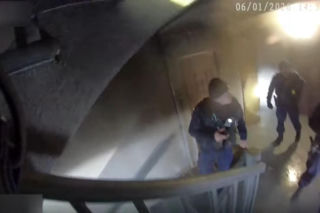 Policjanci wynieśli niepełnosprawnego mężczyznę z pożaru