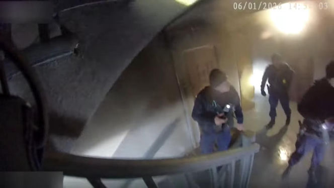 Policjanci wynieśli niepełnosprawnego mężczyznę z pożaru