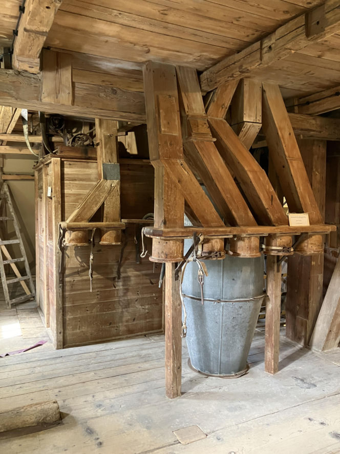 Ekspozycja urządzeń młyńskich w Dolnym Młynie w Wojciechowie