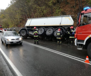 Rozpędzona naczepa pędziła wprost na osobówkę. Kierowca przeżył CHWILE GROZY!