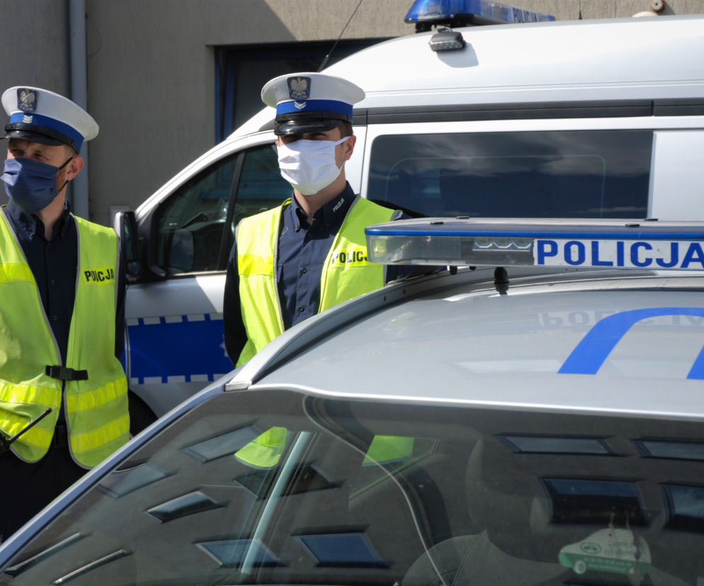Młody mężczyzna poranił się piłą spalinową! Do szpitala przywiozła go policja! 