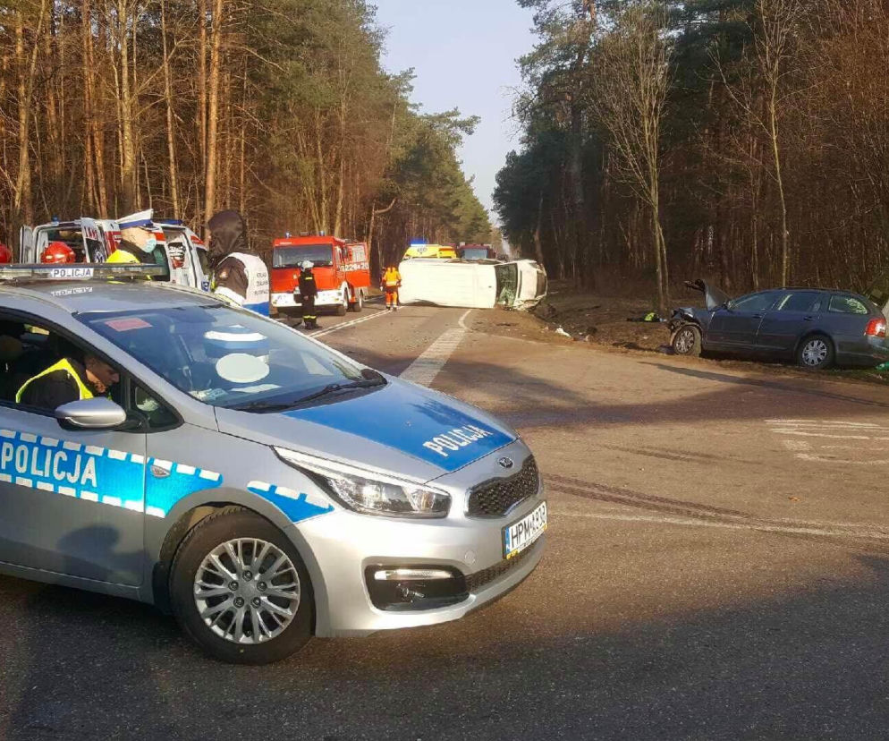 Korzeniste. Wypadek na DK 63. Kierujący osobówką zderzył się z busem [ZDJĘCIA]