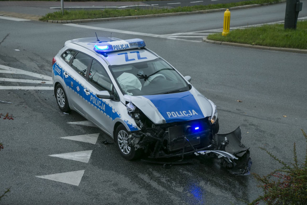  Policja rozbiła radiowóz na Krasińskiego