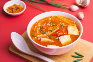 Zupa kimchi – pikantna, aromatyczna i pożywna koreańska wersja kapuśniaku