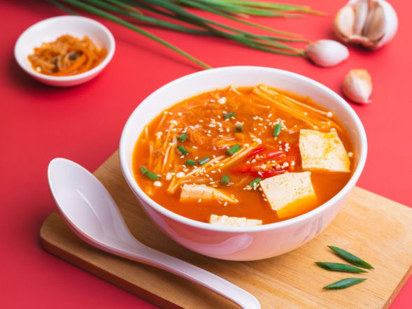 Zupa kimchi – pikantna, aromatyczna i pożywna koreańska wersja kapuśniaku