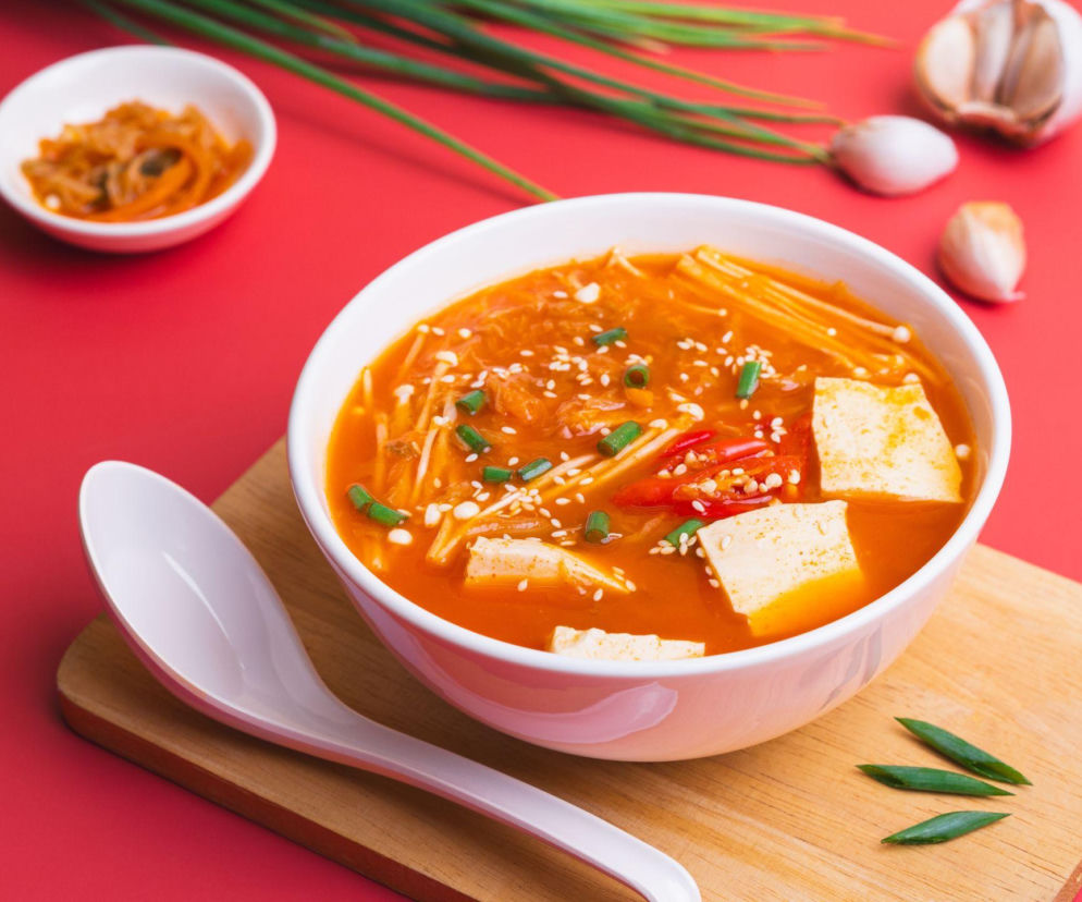 Zupa kimchi – pikantna, aromatyczna i pożywna koreańska wersja kapuśniaku
