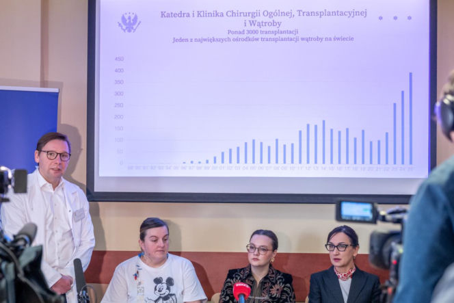 Lekarze WUM usunęli guza z wątroby poza ciałem. Pierwsza taka operacja w Polsce