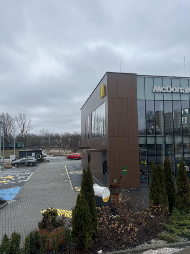 Nietypowy McDonald's przy ul. Radzymińskiej w Warszawie