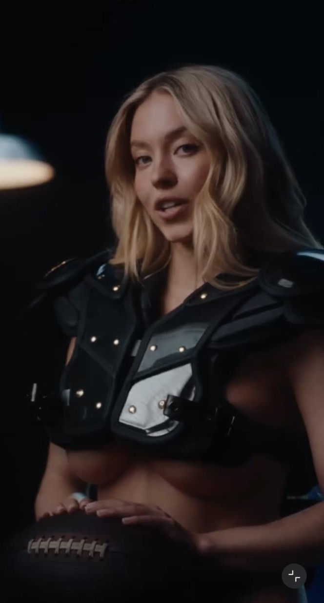 Rozebrana Sydney Sweeney w sportowej reklamie