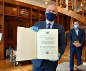 Podczas remontu Urzędu Miasta  w Szczecinie odnaleziono odręczne notatki i raporty działań pierwszego prezydenta Szczecina Piotra Zaremby