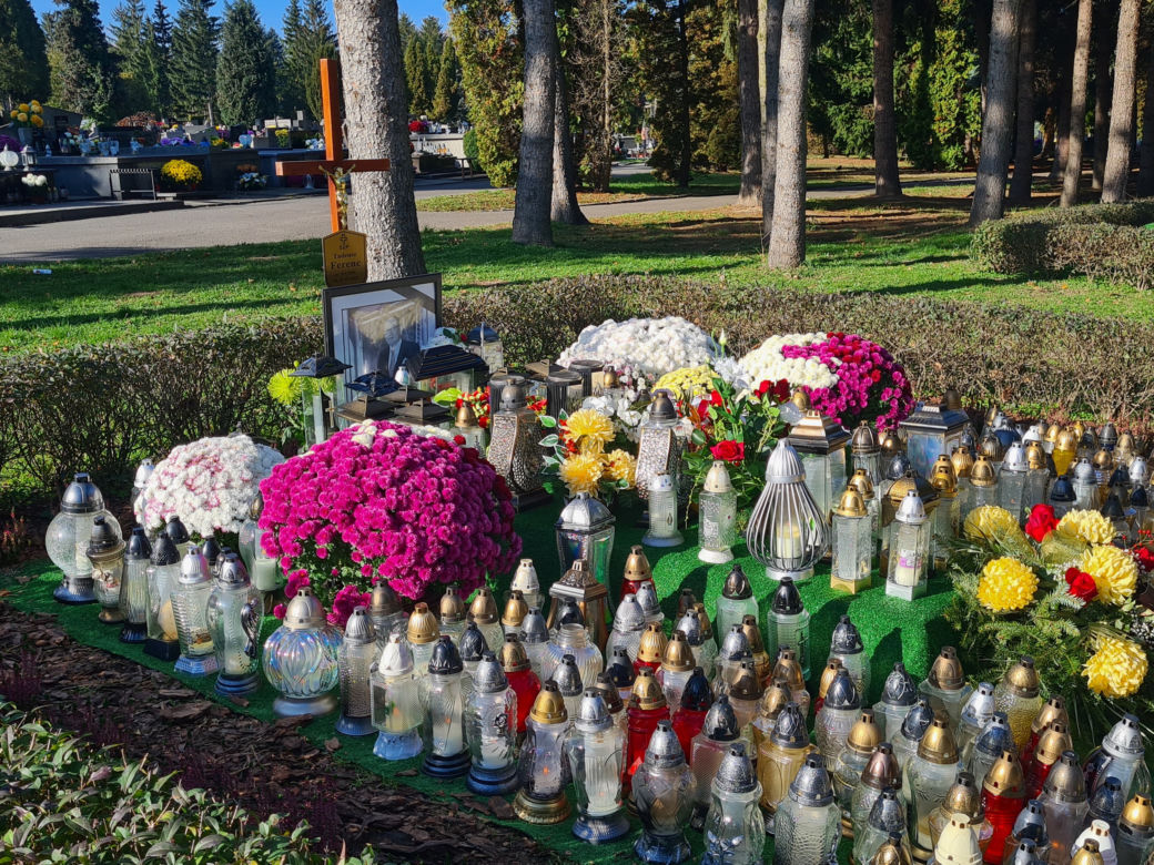 Rzeszów. Ogrom zniczy na mogile Tadeusza Ferenca [GALERIA]