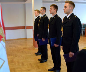 Młodzi strażacy otrzymali nominacje oficerskie. Zostaną skierowani do podkarpackich jednostek [FOTO]