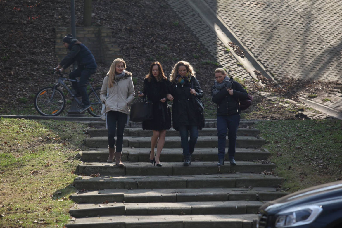 Przyjaciółki odcinek 61, Patrycja (Joanna Liszowska), Inga (Małogrzata Socha), Anka (Magdalena Stużyńska), Zuza (Anita Sokołowska)