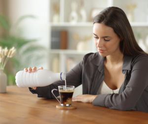 Pijesz taką kawę o poranku? Większość z nas ją uwielbia, a proktolog ostrzega