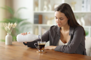 Pijesz taką kawę o poranku? Większość z nas ją uwielbia, a proktolog ostrzega