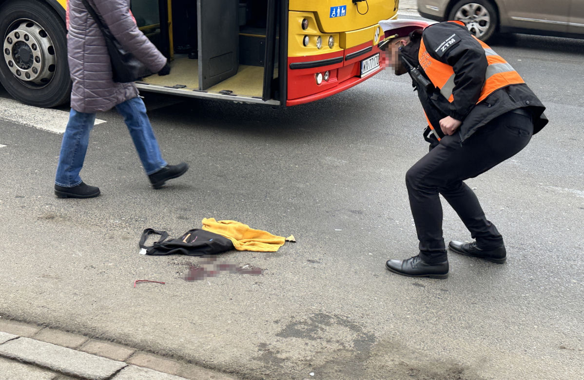 Koszmarny wypadek na Mokotowie. Autobus miejski potrącił pieszą na pasach