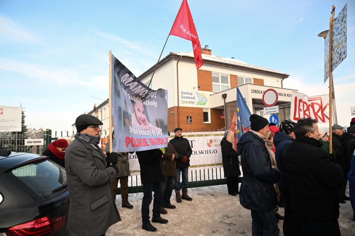 Protest przed szkołą  w Kielnie
