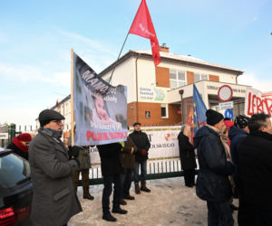 Protest przed szkołą  w Kielnie