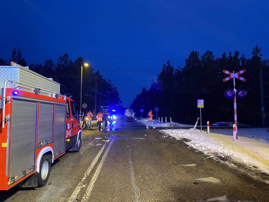 Podlaskie. Katastrofa kolejowa na niestrzeżonym przejeździe w Koszarówce.