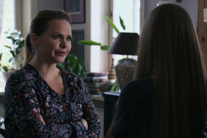 Przyjaciółki odcinek 86, Anka (Magdalena Stużyńska), Julka (Nicole Bogdanowicz)
