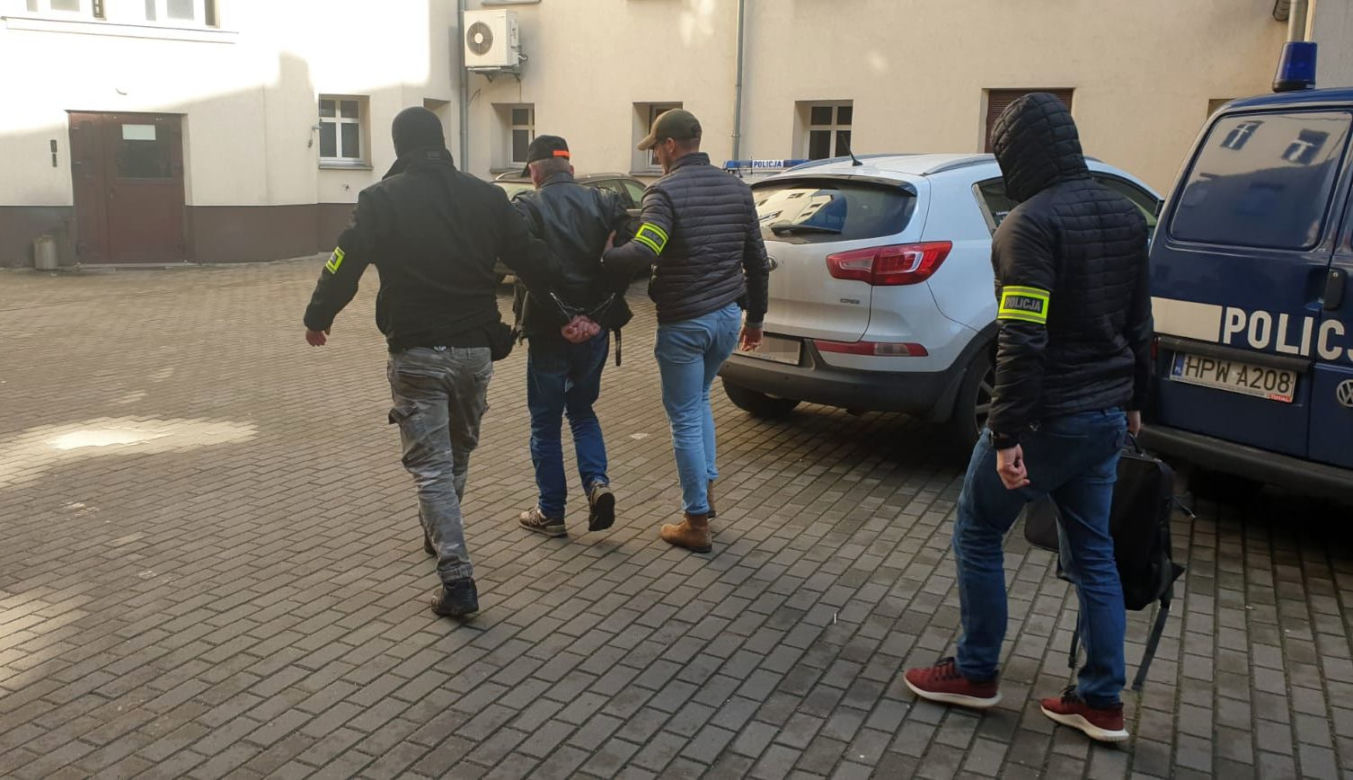 56-latek pokazywał małoletnim treści pornograficzne