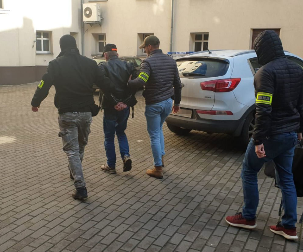 56-latek pokazywał małoletnim treści pornograficzne