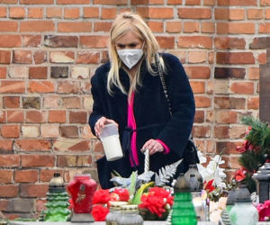 Monika Olejnik odwiedza grób rodziców