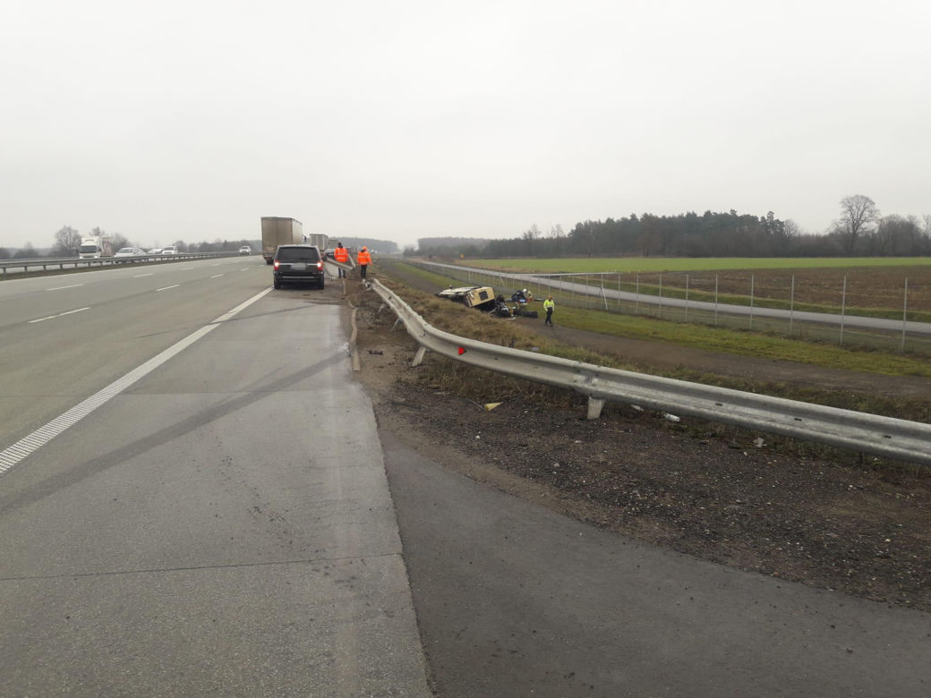Żołnierz reanimowany po wypadku na A1 pod Piotrkowem. W jego busie pękła opona