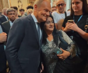 Ludzie spotkali Tuska w Watykanie i się zaczęło! Zaskakujące sceny w kościele tuż przy grobie Jana Pawła II