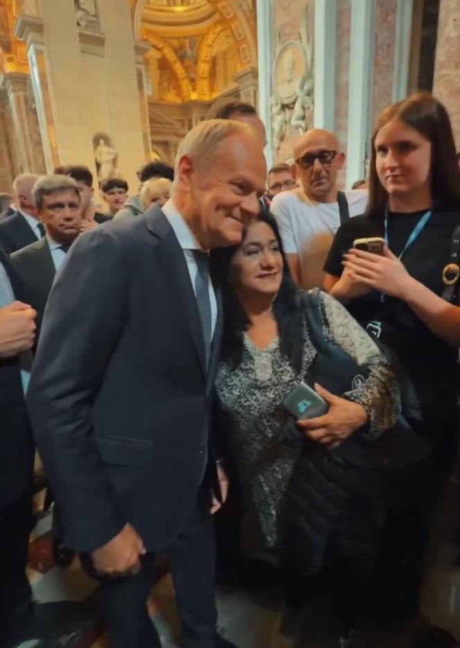 Ludzie spotkali Tuska w Watykanie i się zaczęło! Zaskakujące sceny w kościele tuż przy grobie Jana Pawła II