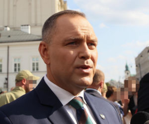 Karol Nawrocki spaceruje z sympatykami